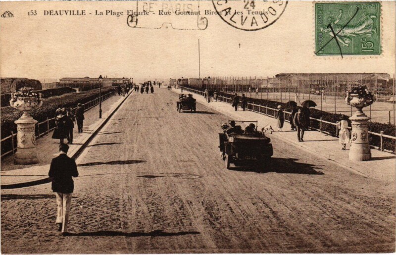 Carte postale ancienne Deauville Rue Gontaut Biron et les Tennis France à Deauville