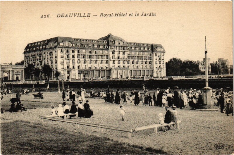 Carte postale ancienne Deauville Royal Hotel et le Jardin France à Deauville