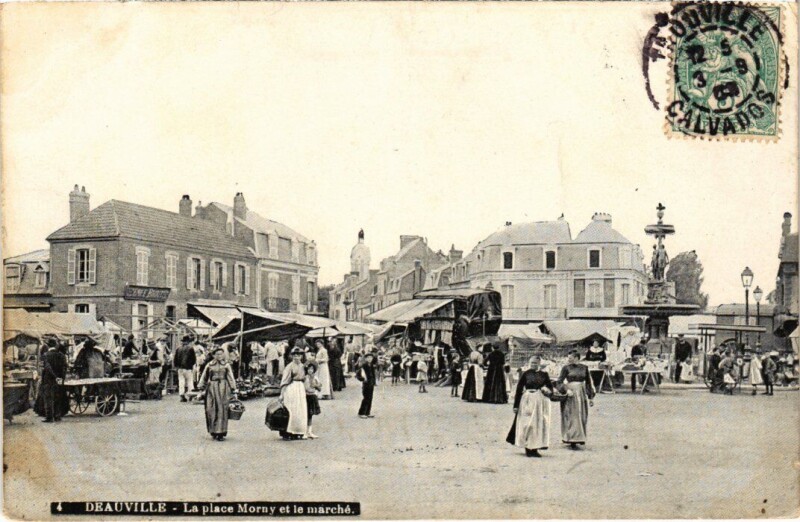 Carte postale ancienne Deauville La place Morny et le marche France à Deauville