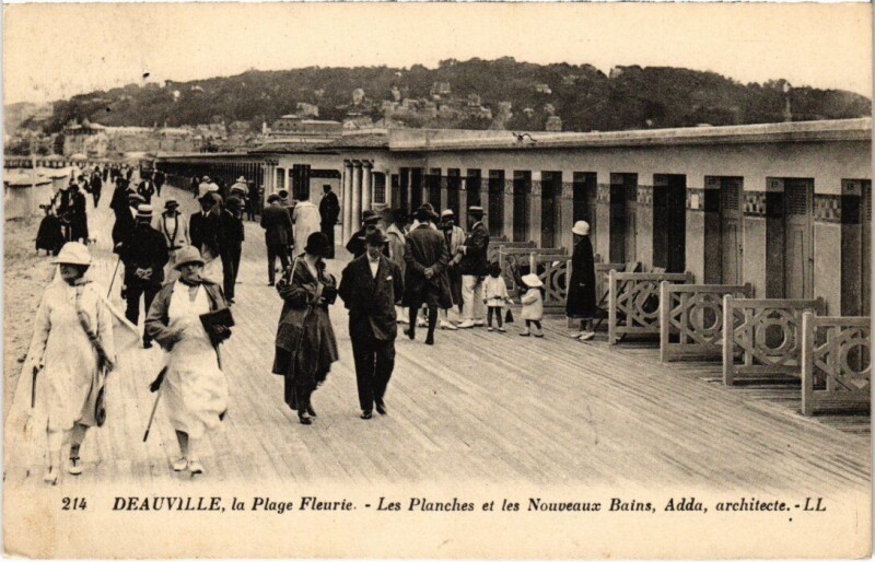 Carte postale ancienne Deauville Les Planches et les Nouveaux Bains France à Deauville