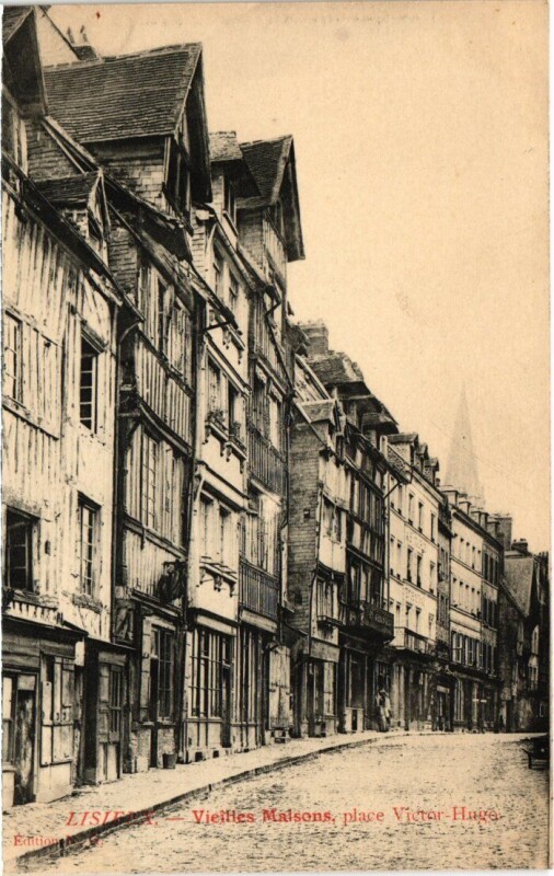 Carte postale ancienne Lisieux Vieilles Maisons, place Victor Hugo France à Lisieux