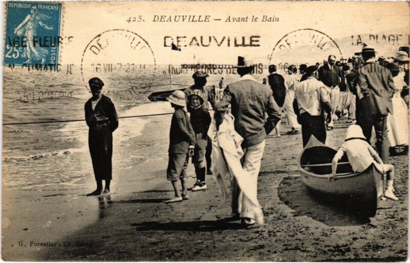 Carte postale ancienne Deauville Avant le Bain France à Deauville