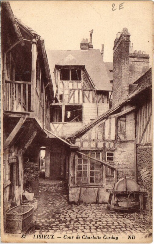 Carte postale ancienne Lisieux Cour de Charlotte Corday France à Lisieux
