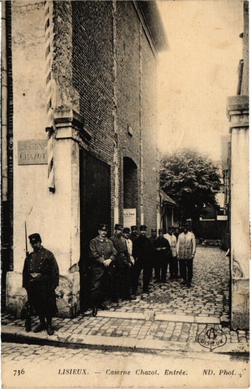 Carte postale ancienne Lisieux Caserne Chazol, entree France à Lisieux