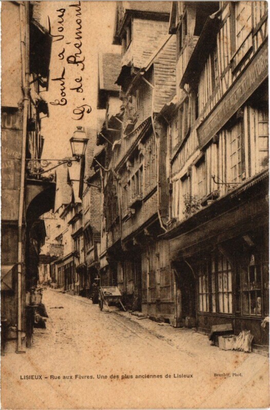 Carte postale ancienne Lisieux Rue aux Fevres France à Lisieux