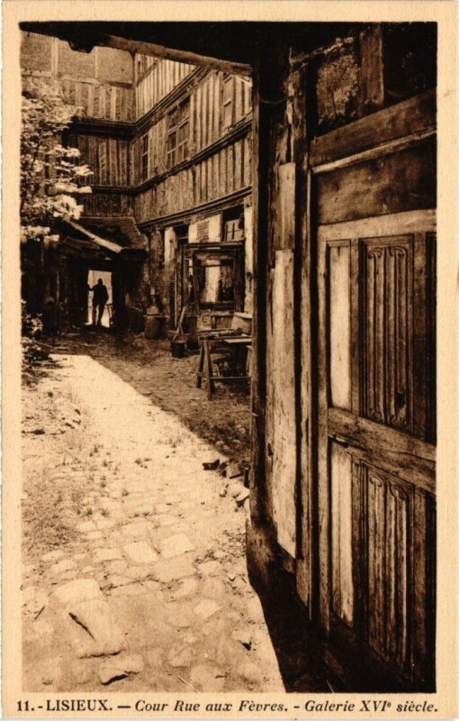 Carte postale ancienne Lisieux Cour Rue aux Fevres France à Lisieux