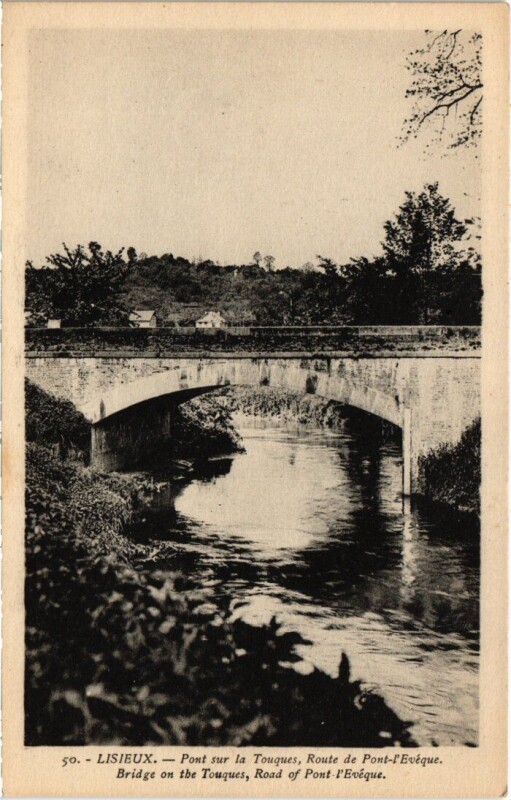 Carte postale ancienne Lisieux Pont sur la Touques France à Lisieux