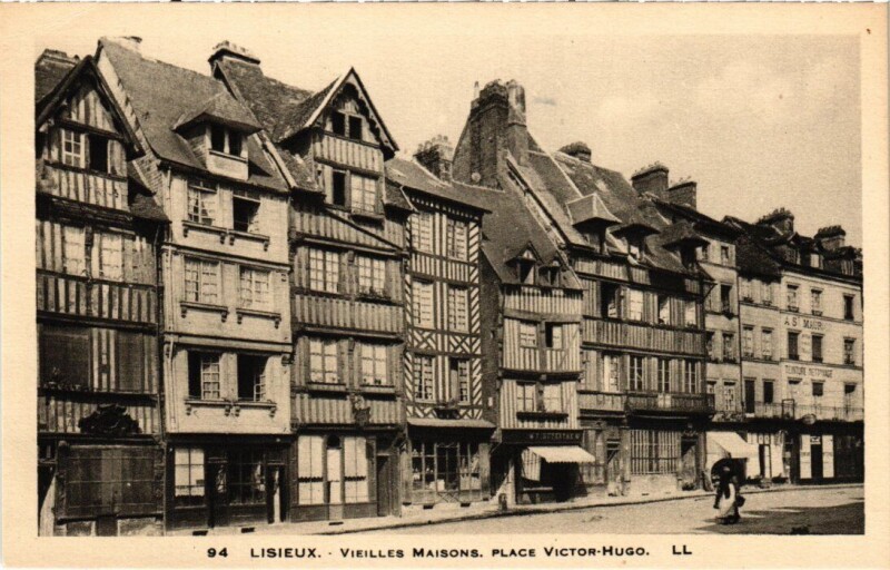 Carte postale ancienne Lisieux Vieilles Maisons, place Victor Hugo France à Lisieux
