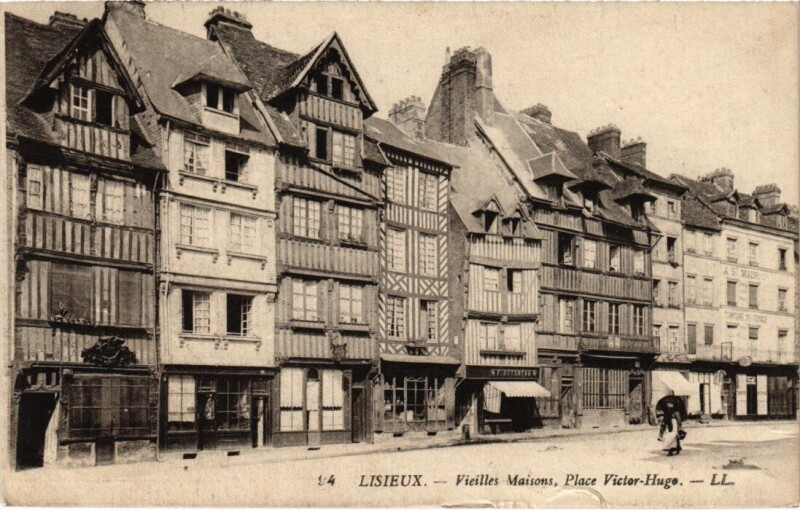 Carte postale ancienne Lisieux Vieilles Maisons, place Victor Hugo France à Lisieux