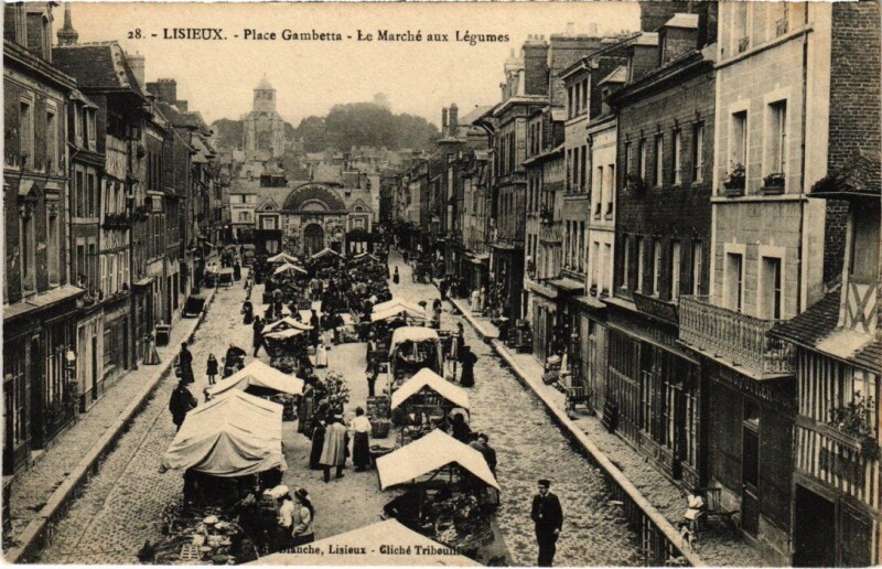 Carte postale ancienne Lisieux Place Gambetta France à Lisieux