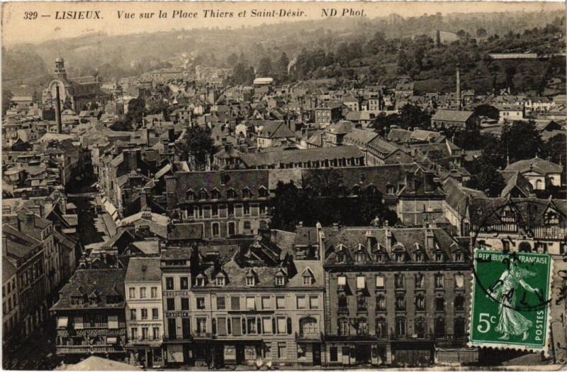 Carte postale ancienne Lisieux Vue sur la Place Thiers et Saint-Desir France à Lisieux
