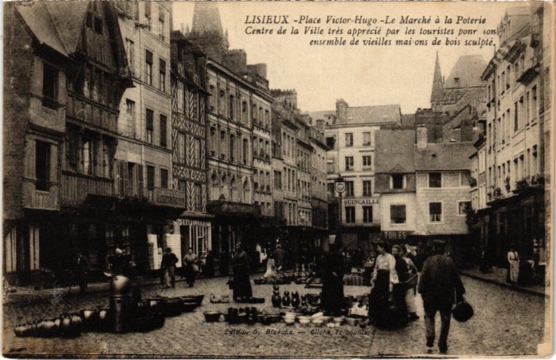 Carte postale ancienne Lisieux Place Victor-Hugo, Le Marche France à Lisieux