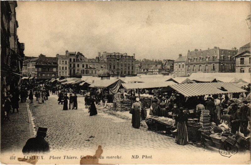 Carte postale ancienne Lisieux Place Thiers, un coin du marche France à Lisieux