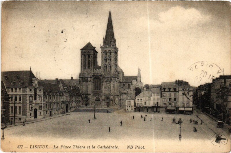 Carte postale ancienne Lisieux La Place Thiers et la Cathedrale France à Lisieux