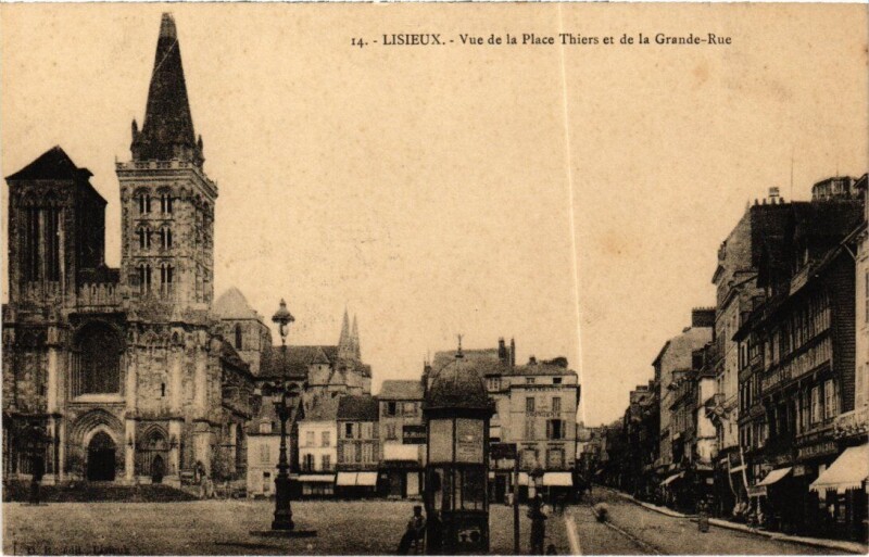 Carte postale ancienne Lisieux Vue de la Place Thiers France à Lisieux