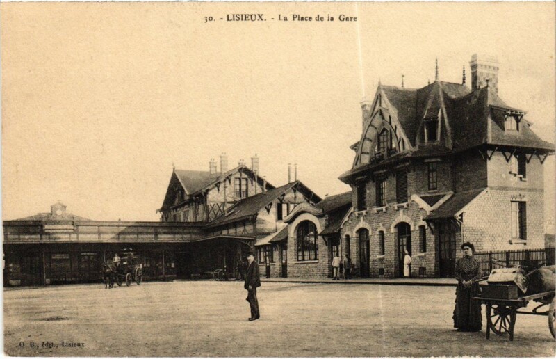 Carte postale ancienne Lisieux La Place de la Gare France à Lisieux