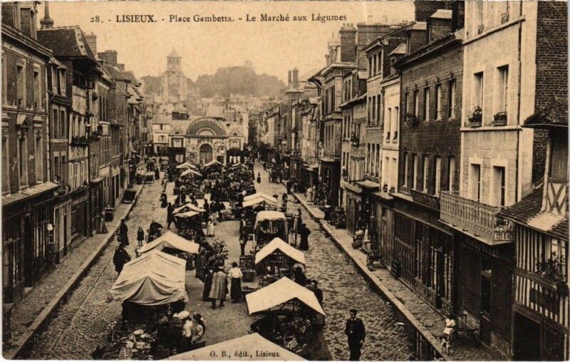Carte postale ancienne Lisieux Place Gambetta France à Lisieux