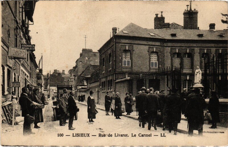 Carte postale ancienne Lisieux Rue de Livarot, Le Carmel France à Lisieux