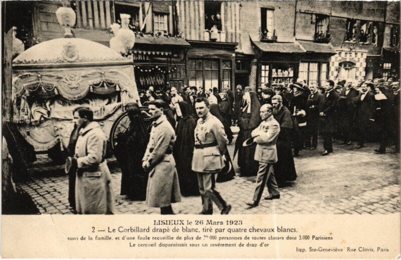 Carte postale ancienne Lisieux Le Corbillard drape de blanc France à Lisieux