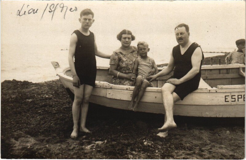 Carte postale ancienne Lion sur Mer Real family portrait on Postcard France à Lion-sur-Mer