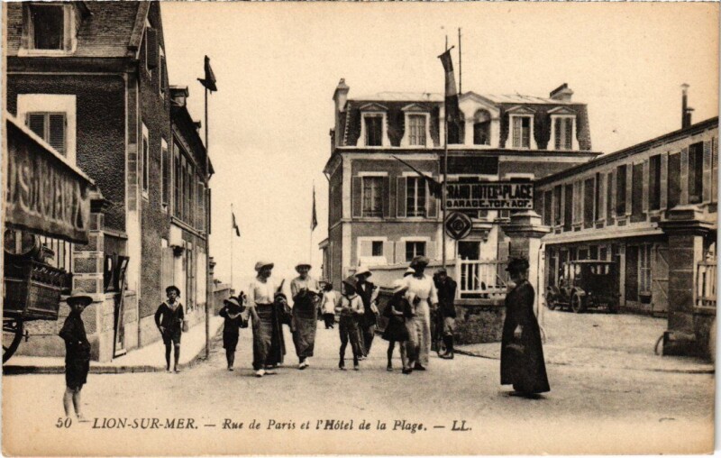 Carte postale ancienne Lion sur Mer Rue de Paris et l'Hotel de la Plage France à Lion-sur-Mer