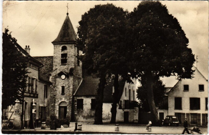 Carte postale ancienne Chessy La Place de l'Eglise et le Prieure à Chessy