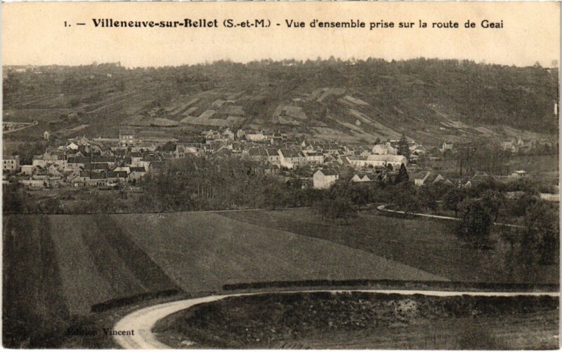 Carte postale ancienne Villeneuve-sur-Bellot Vue d'Ensemble prise sur la Route de Geai à Bellot