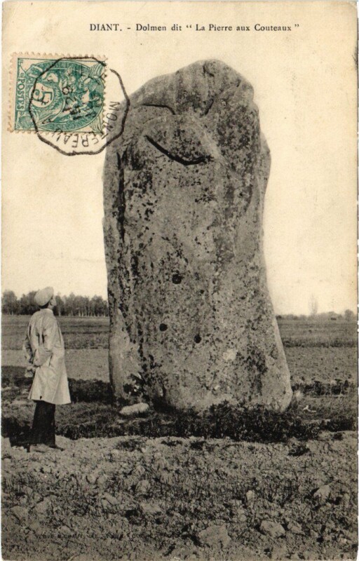 Carte postale ancienne Diant Dolmen dit La Pierre aux Couteaux à Diant