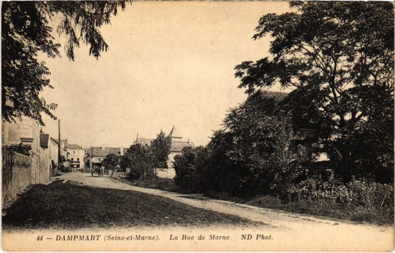 Carte postale ancienne Dampmart La Rue de Marne à Dampmart