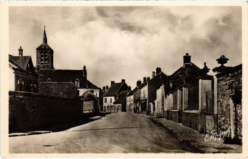 Carte postale ancienne La Croix-en-Brie La Grande Rue à La Croix-en-Brie