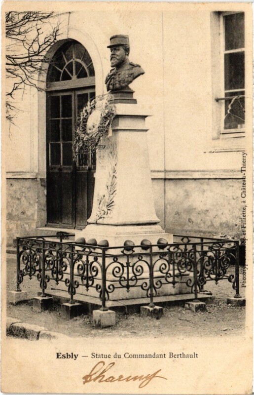 Carte postale ancienne Esbly Statue du Commandant Berthault à Esbly