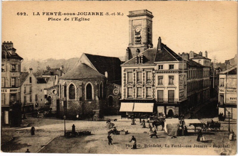 Carte postale ancienne La Ferte-Sous-Jouarre Place de l'Eglise à Jouarre