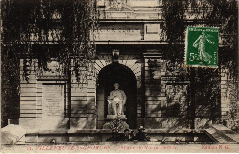 Carte postale ancienne Villeneuve Saint-Georges Statue de Victor Duruy à Villeneuve-Saint-Georges