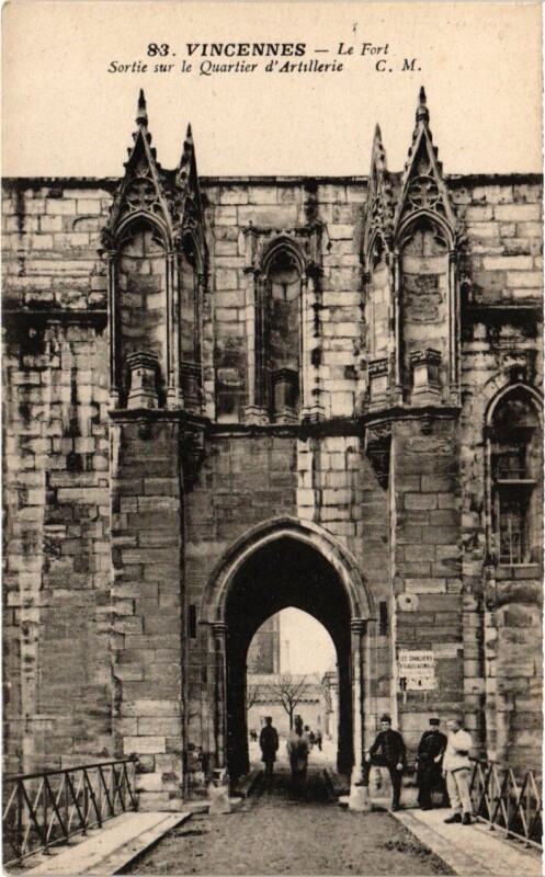 Carte postale ancienne Vincennes Le Fort sortie sur le Quartier à Vincennes