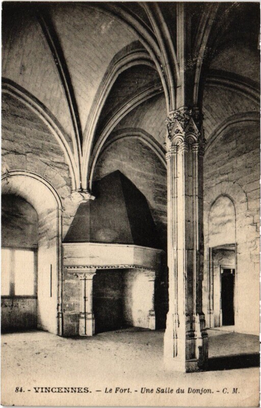 Carte postale ancienne Vincennes Le Fort Une Salle du Donjon à Vincennes