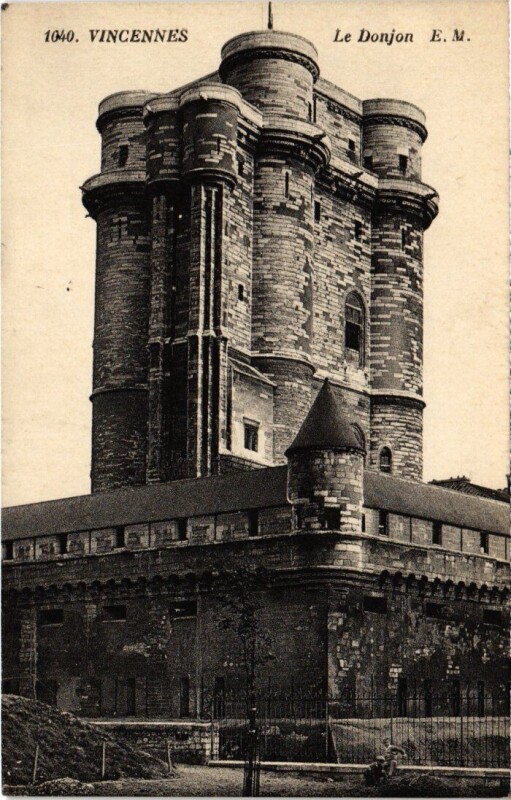 Carte postale ancienne Vincennes Le Donjon à Vincennes