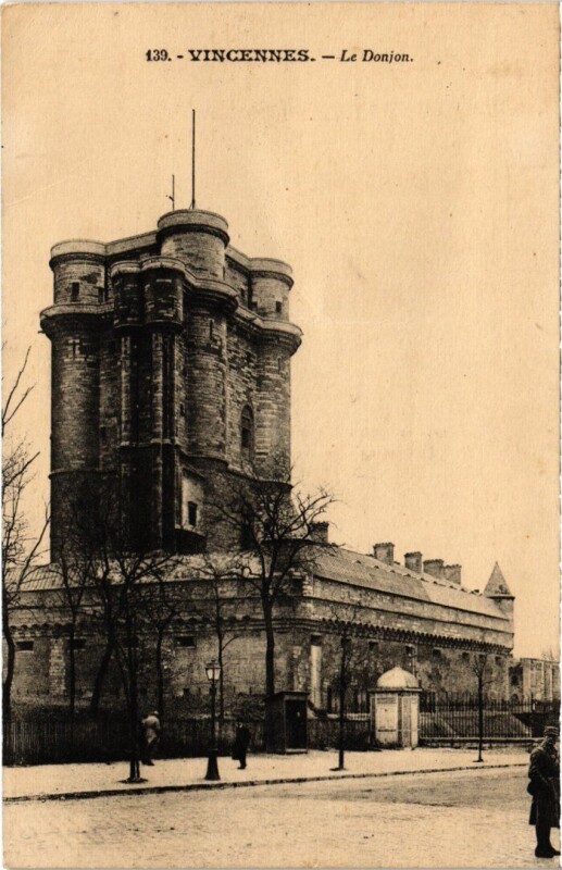 Carte postale ancienne Vincennes Le Donjon à Vincennes