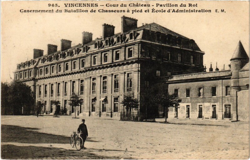 Carte postale ancienne Vincennes Cour du Chateau Pavillon du Roi à Vincennes