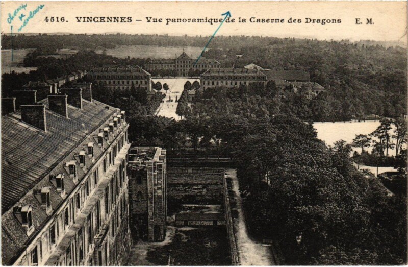 Carte postale ancienne Vincennes vue panoramique de la Caserne des Dragons à Vincennes