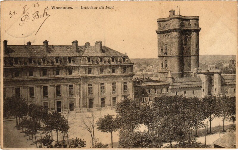 Carte postale ancienne Vincennes Interieur du Fort à Vincennes