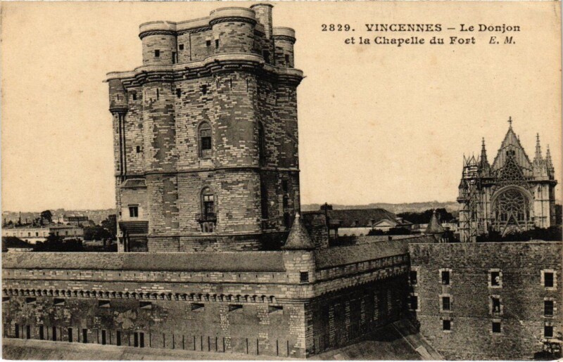 Carte postale ancienne Vincennes Le Donjon et Chapelle du Fort à Vincennes
