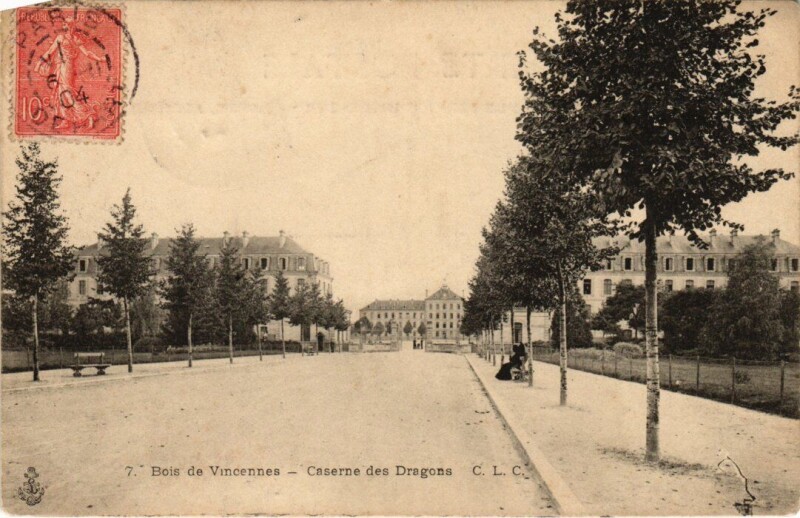 Carte postale ancienne Vincennes Caserne des Dragons à Vincennes