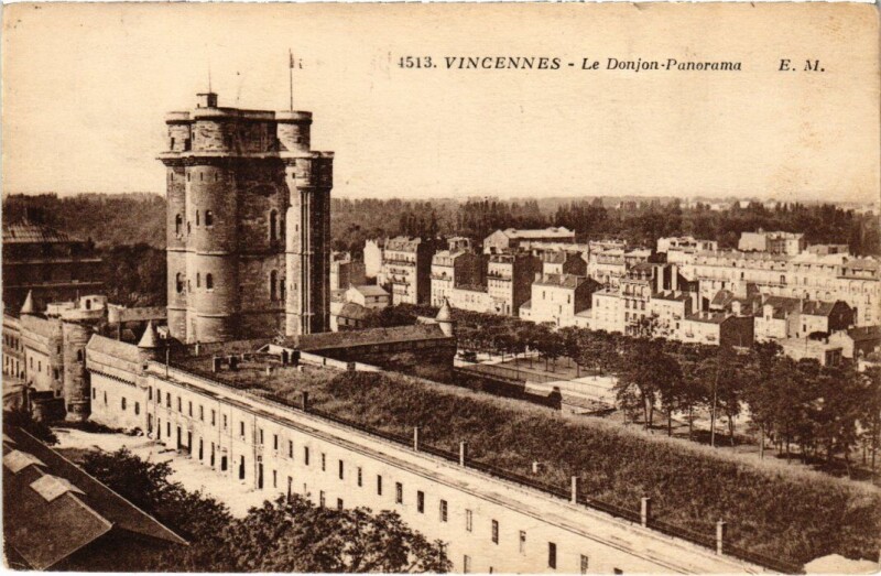 Carte postale ancienne Vincennes Le Donjon panorama à Vincennes