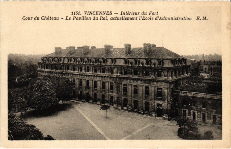 Carte postale ancienne Vincennes Interieur du Fort à Vincennes