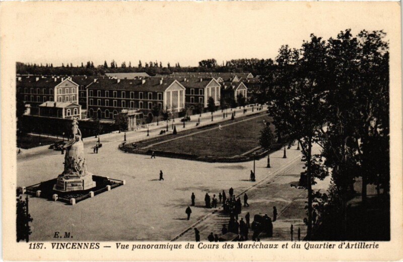 Carte postale ancienne Vincennes vue panoramique du Cours des Marechaux à Vincennes