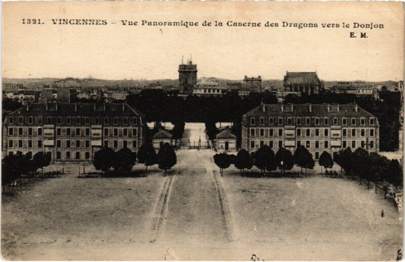 Carte postale ancienne Vincennes vue panoramique de la Caserne des Dragons à Vincennes