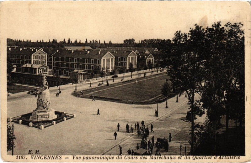 Carte postale ancienne Vincennes vue panoramique du Cours des Marechaux à Vincennes