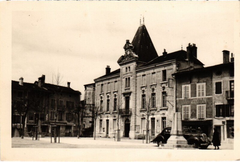 Carte postale ancienne Poncin La Place et la Mairie France à Poncin