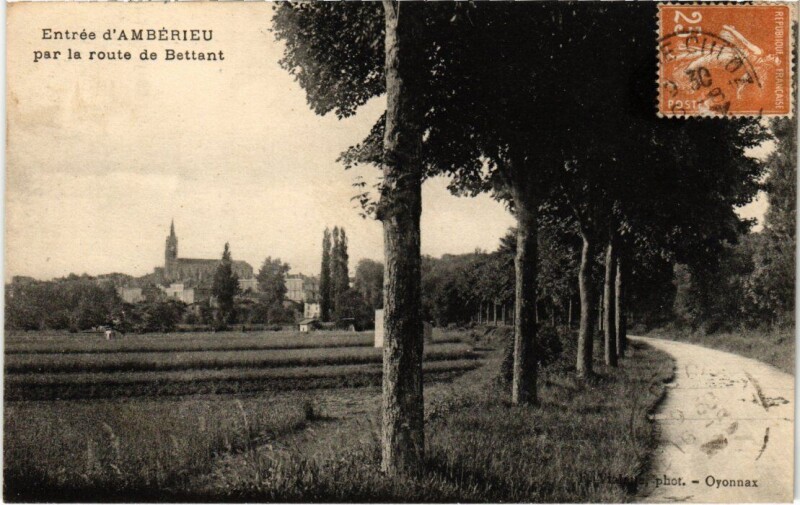 Carte postale ancienne Entree d' Amberieu par la route de Bettant France à Bettant