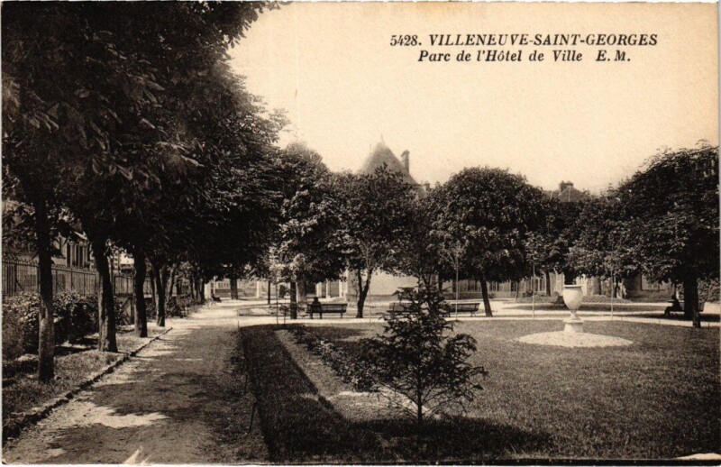 Carte postale ancienne Villeneuve Saint-Georges Parc de l'Hotel de Ville à Villeneuve-Saint-Georges